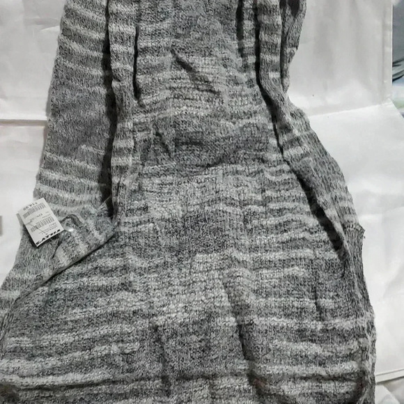 ☆☆☆Tillys infinity scarf - Picture 1 of 3